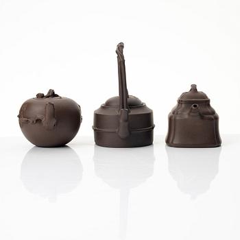 A group of three Chinese yixing teapots, 1980s.
