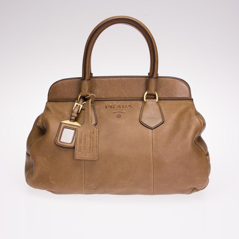 LAUKKU, Prada.