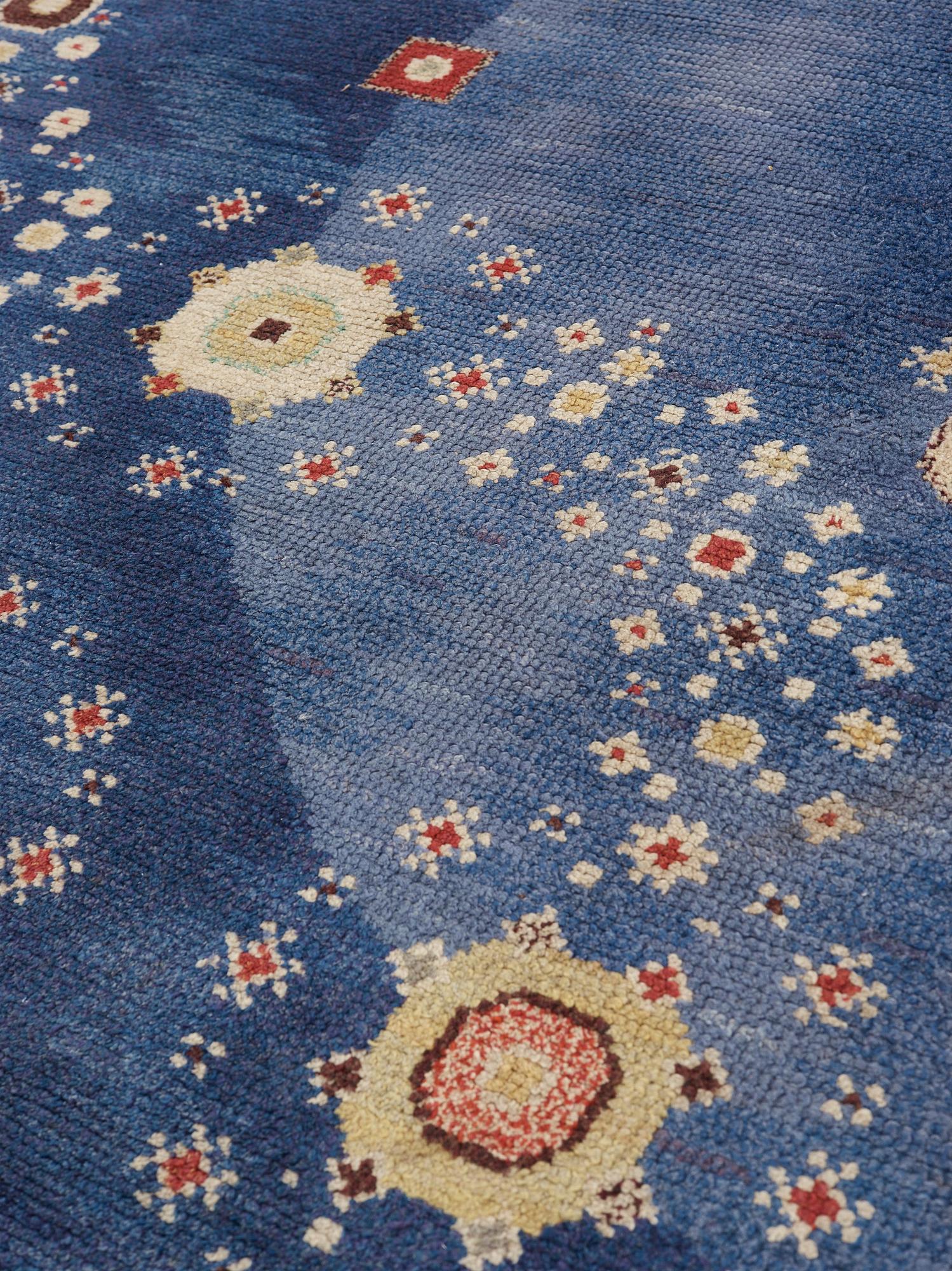 Barbro Nilsson, MATTA. "Blå rabatten". Rund. Flossa. Diameter 291-302 cm. Märta Måås-Fjetterström AB, Barbro Nilsson. Osignerad.