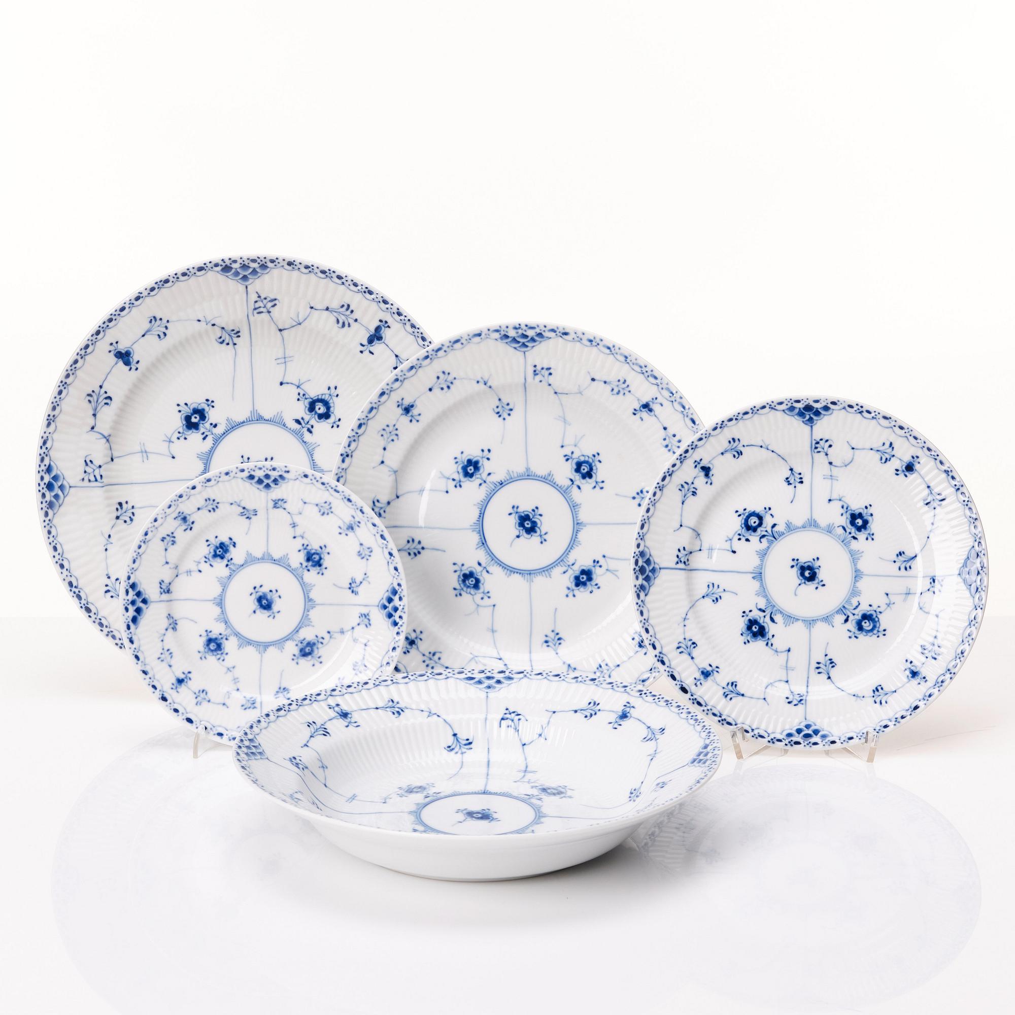 Royal Copenhagen, a 107 pieces 'Musselmalet' porcelain service, 20th century.