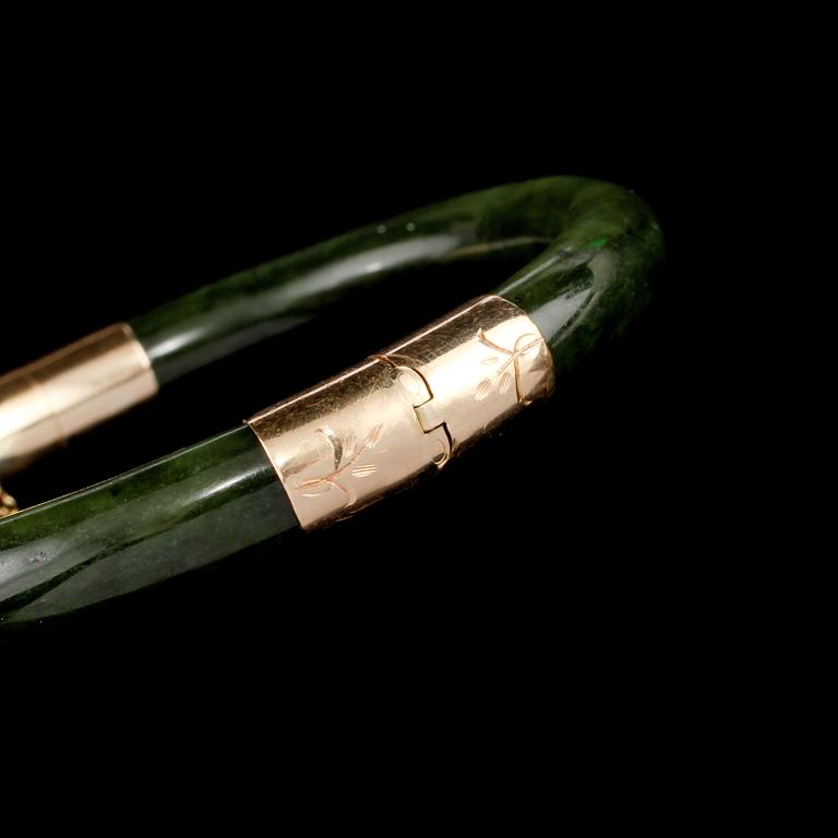 ARMRING, 14k guld och jade Vikt 44 g.