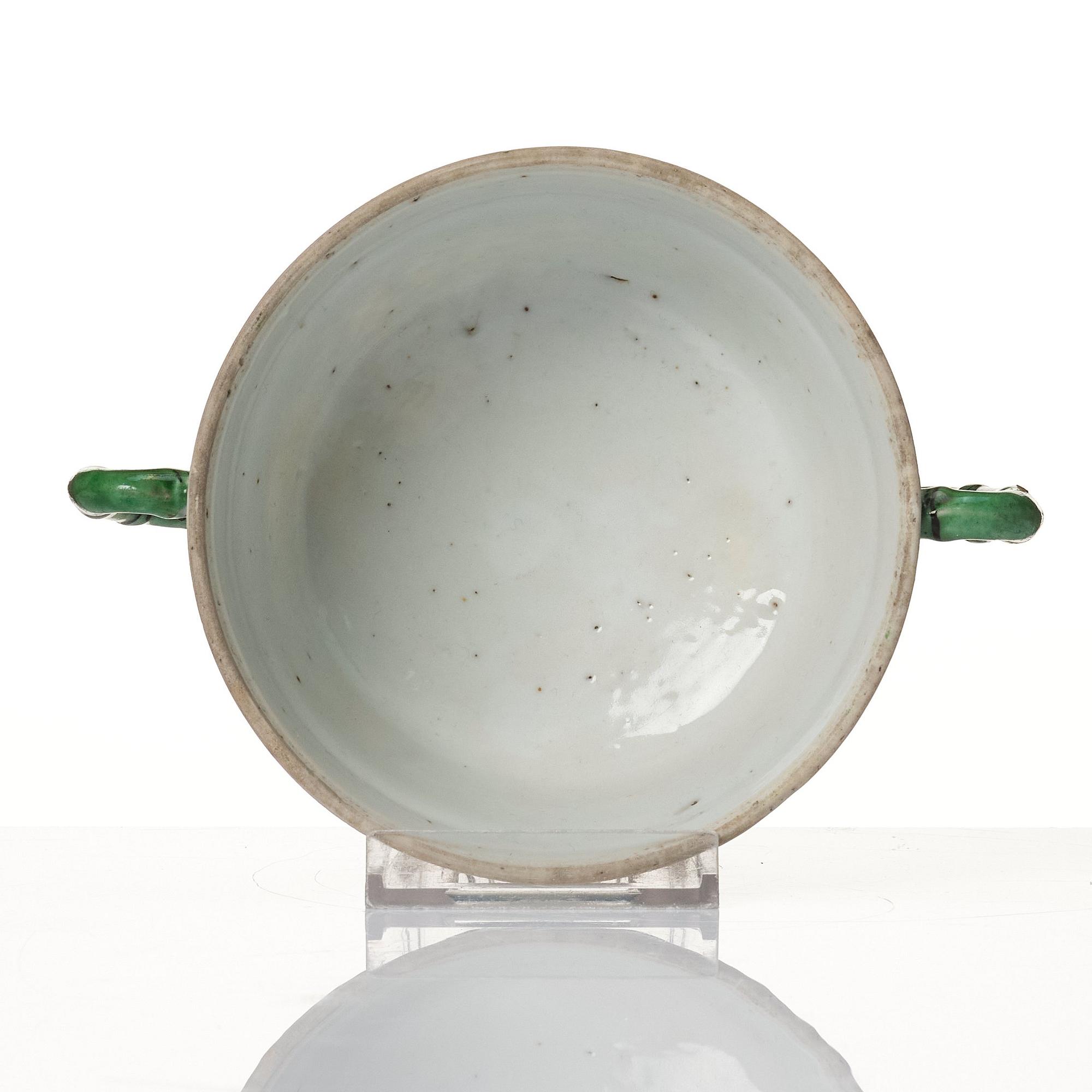 A famille verte decorated equelle, Qing dynasty, Kangxi (1662-1722).