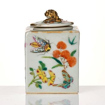 Bläckställ med insats och lock, porslin. Qingdynastin, 1800-tal.