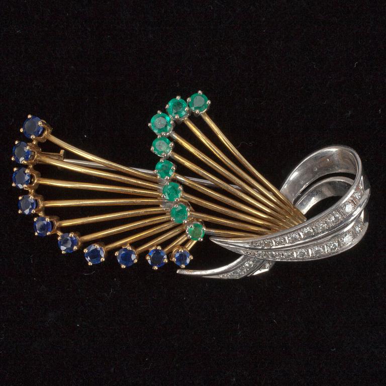 BROSCH, guld samt vitguld 18K, diamanter, smaragder och safirer. Tot. ca 14,8 g.