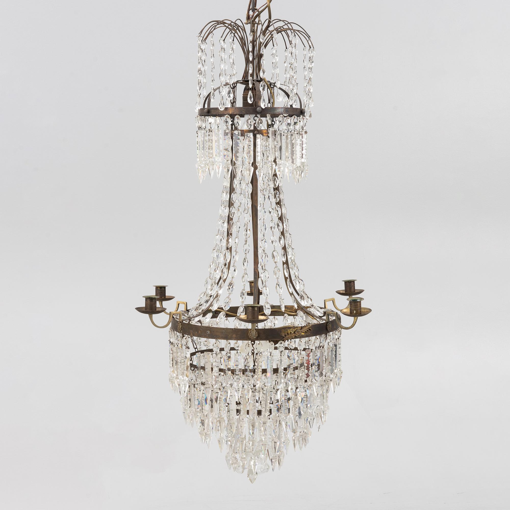 Ljuskrona, 1800-tal med äldre delar.