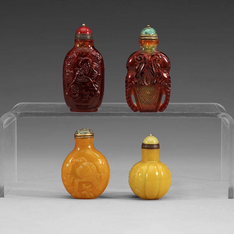 A set of four Chinese Peking glass snuffbottles with stoppers, 20th century.