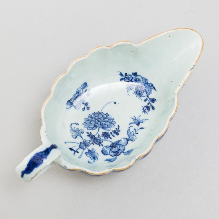 A blue and white dish and sauce boat, Qing dynasty, Qianlong (1736-95).