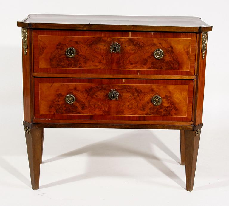 BYRÅ. Gustaviansk stil.