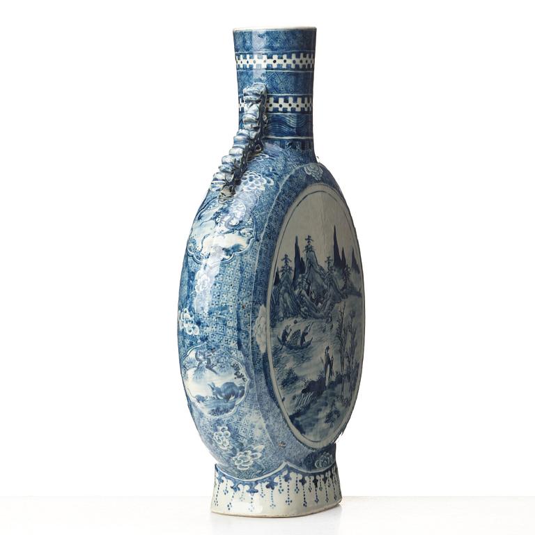 A blue and white moon flask, Qing dynasty, 19th Century.