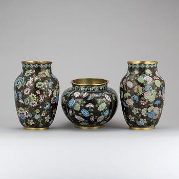 VASER, ett par, samt RÖKELSEKAR, cloissonné, Kina, 1900-tal.