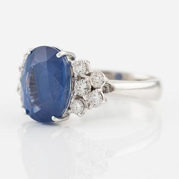 Ring in 18K gold with a faceted sapphire and round brilliant-cut diamonds.