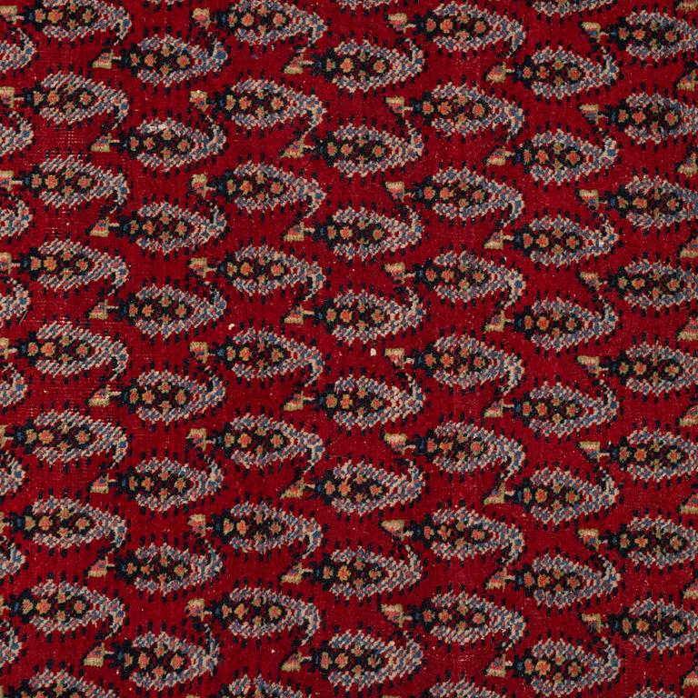 A rug, a semi-antique Oriental with Serabend patterns, ca 197,5-199 x 133,5-135,5 cm.