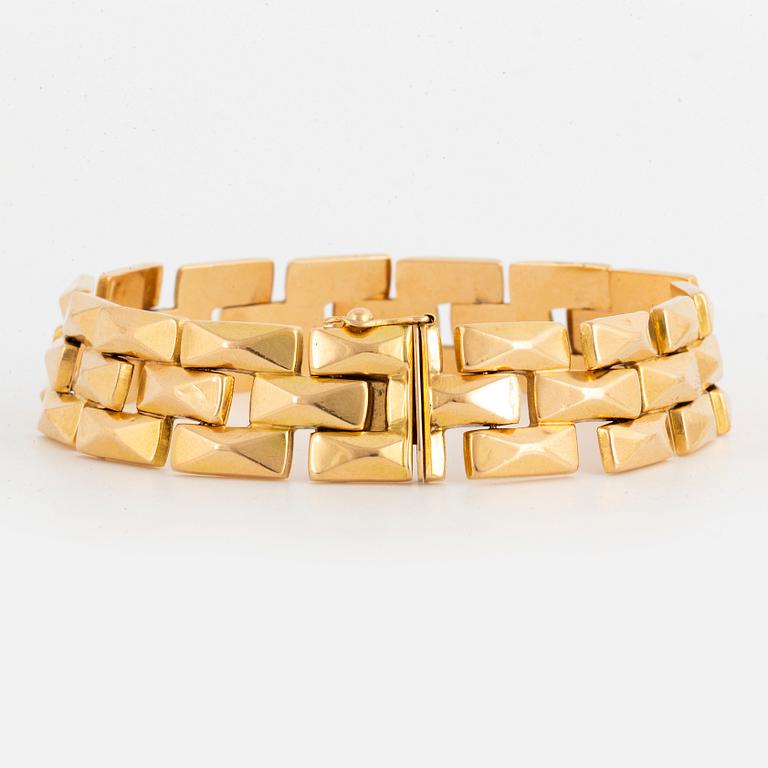 An 18K gold bracelet, Italy.