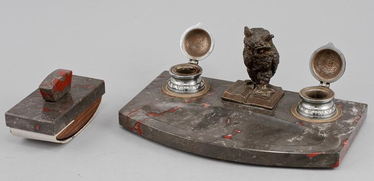 SKRIVBORDSUPPSATS, 2 delar, sten, 1900-talets första del.
