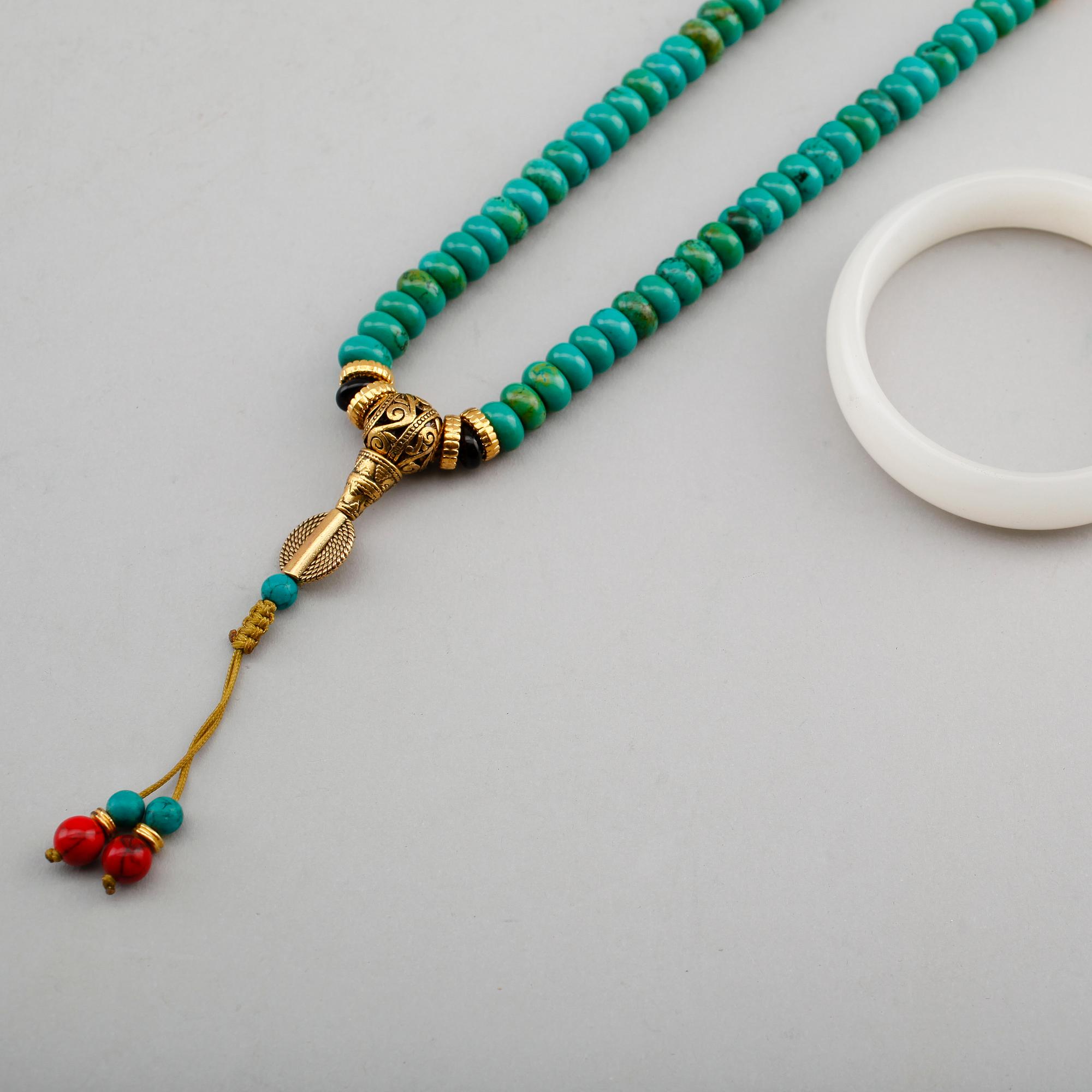 HALSBAND OCH ARMBAND, sten och nefrit, Kina, 2000-tal.