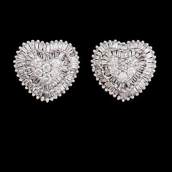 ÖRHÄNGEN, 1 par, 18 k vitguld, briljant- och baguettslipade diamanter tot 0.75 ct.
