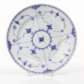Royal Copenhagen, Dinner service, 31 pieces, “Musselmalet Halvblonde”, Denmark.