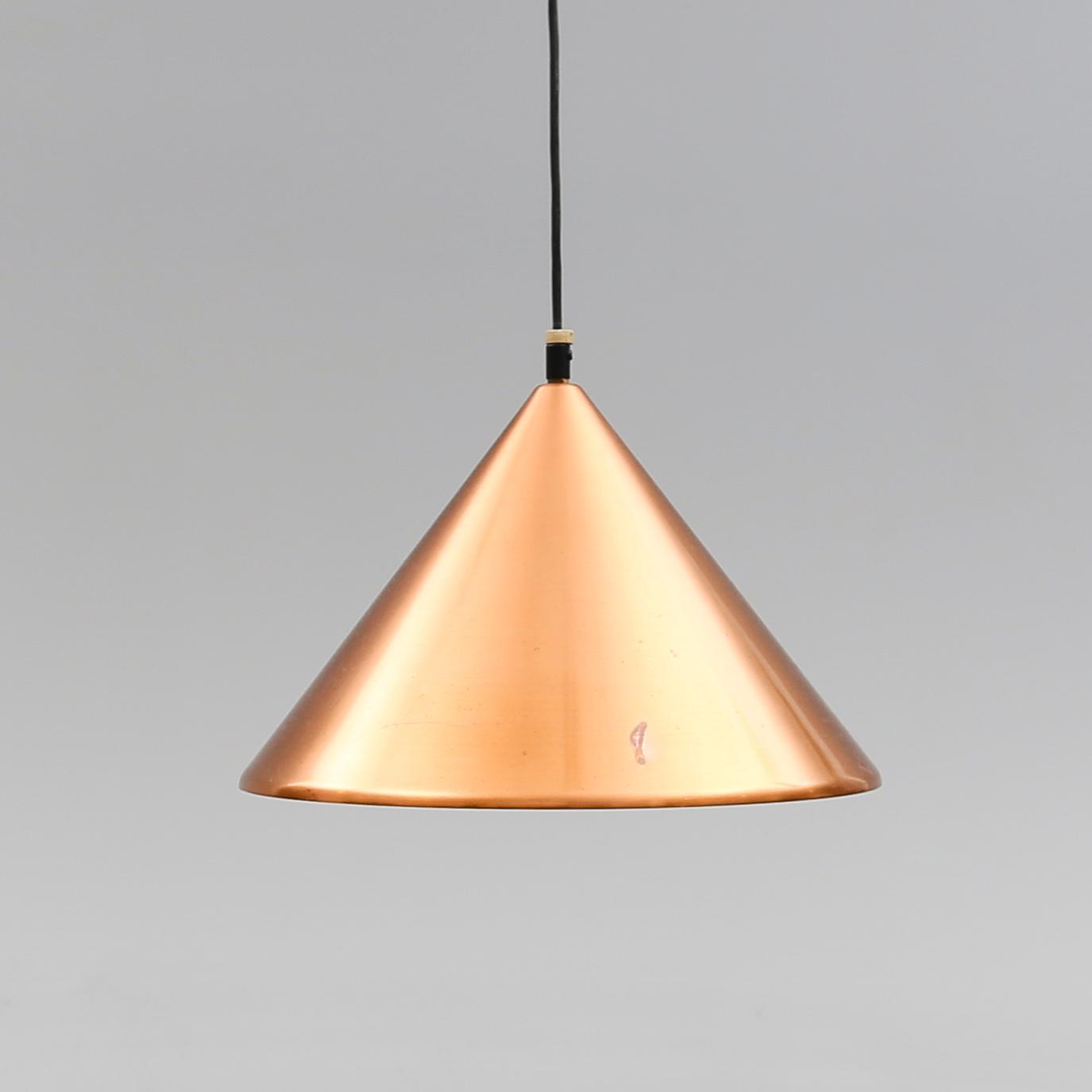 TAKLAMPA, möjligen Uno och Östen Kristiansson, Vittsjö, 1900-talets mitt. Höjd 28 cm.
