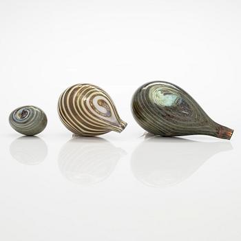 Oiva Toikka, Two glassbirds 'Alli' and an egg, signed O. Toikka Nuutajärvi.