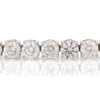 A line necklace with 104 brilliant cut diamonds total carat weight circa 25.44 cts. Quality circa G-H/VS-SI.