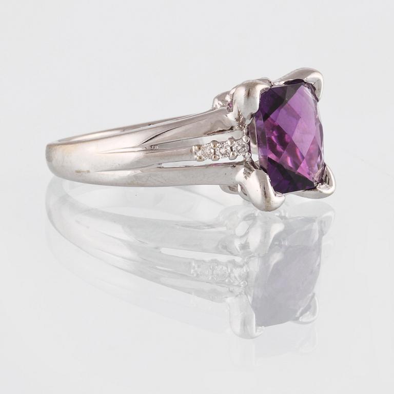 RING, 14K guld med checkerslipad ametist samt 6 briljantslipade diamanter. Vikt 4,9 gram.