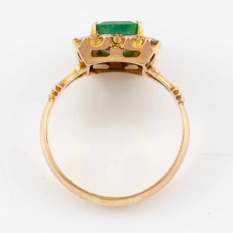 Ring 14K guld med en fasettslipad smaragd och runda briljantslipade diamanter.