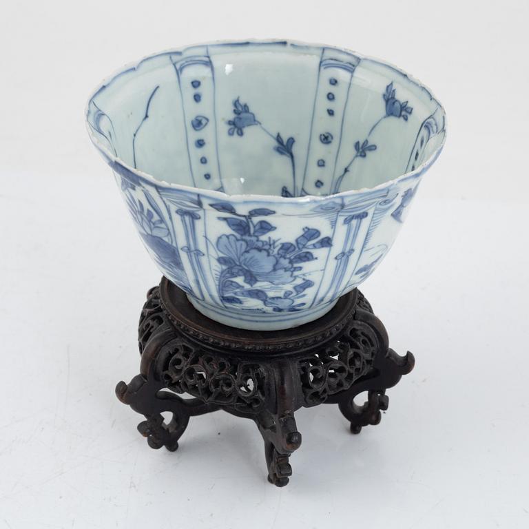 A blue and white kraak bowl, Ming dynasty, Wanli (1572-1620).