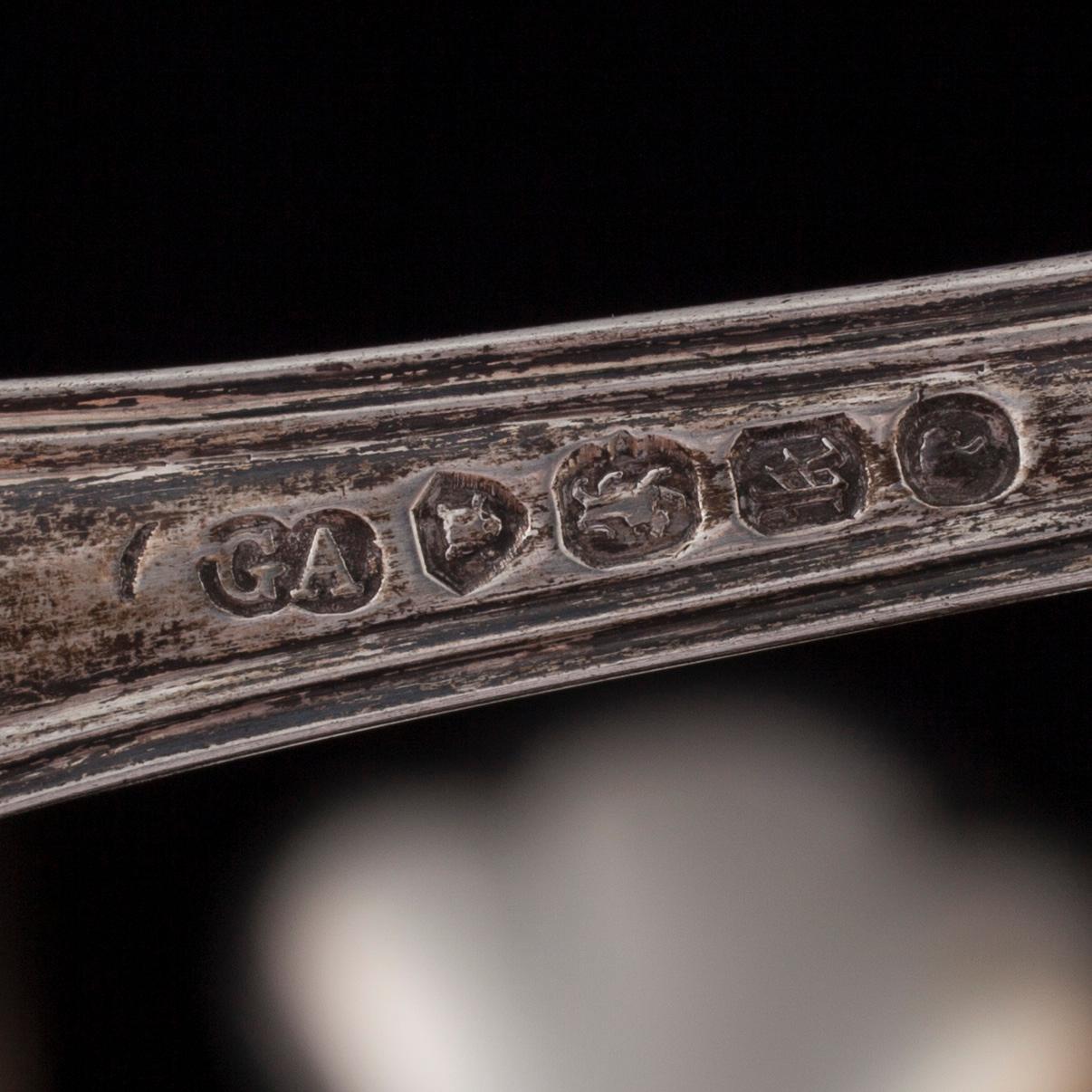 BESTICK, 35 delar, silver och nysilver, engelska, finska, ryska stämplar, 1845-1900-talets mitt. Total silvervikt 465 g.