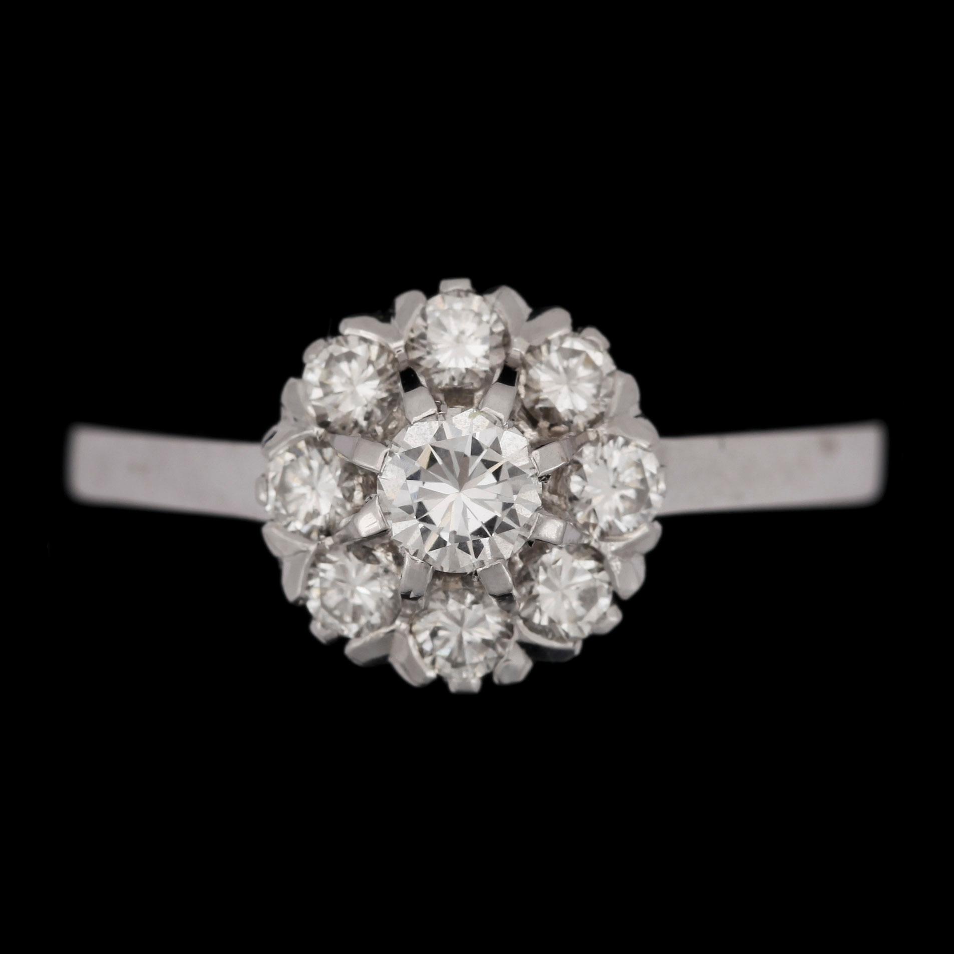 RING, 18k vitguld med briljantslipade diamanter tot ca0,75ct enligt gravyr. Gd&Co, Malmö, 1976. Vikt 4,6g.