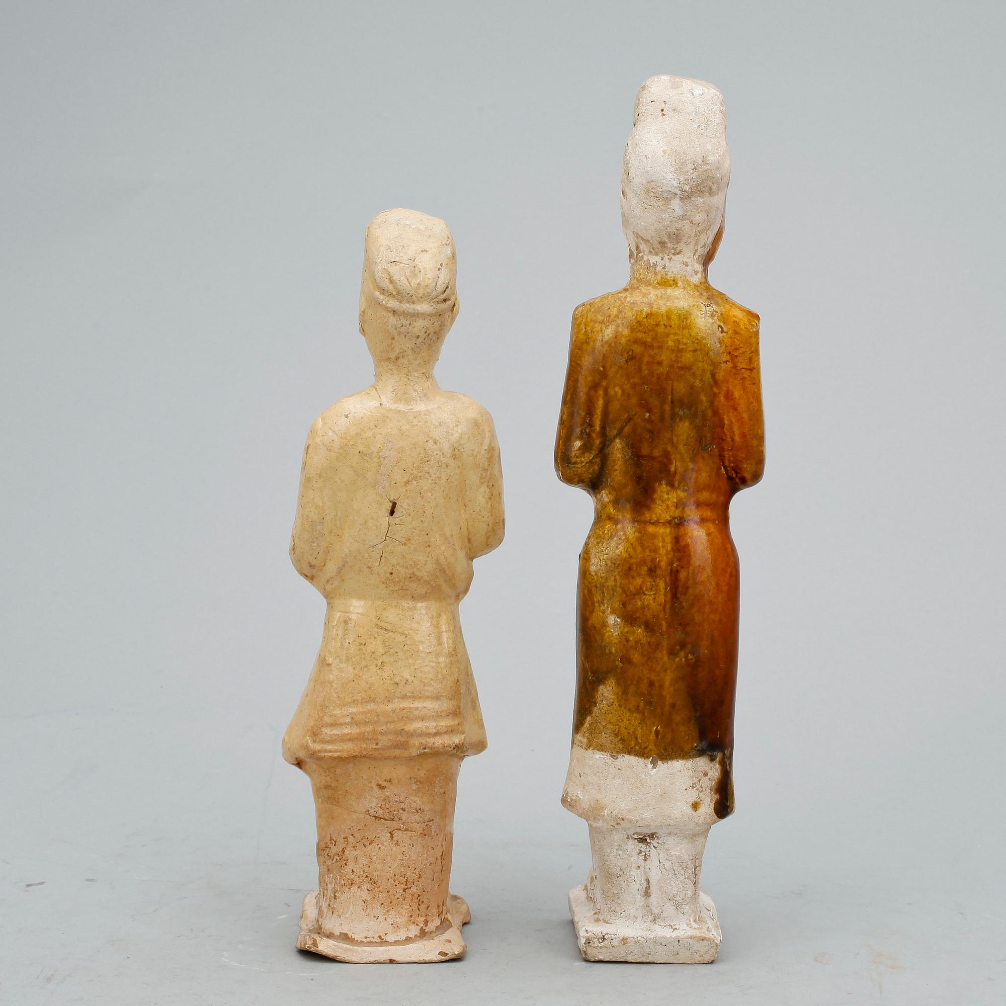 FIGURINER, 2 st, lergods, möjligen Tang.
