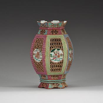 A famille rose lantern, Qing dynasty, 19th Century.