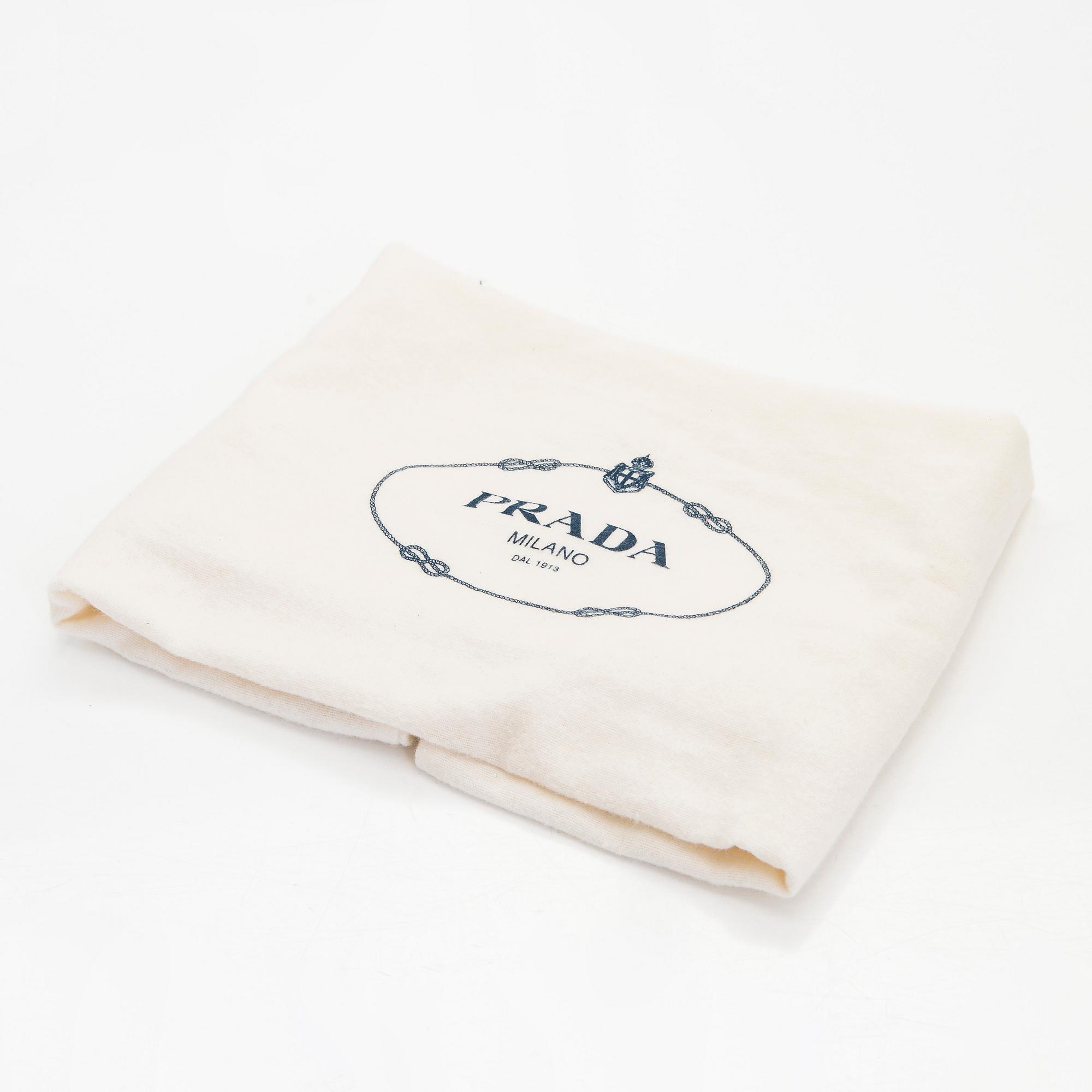 Prada, a 'Vitello Daino Tote' bag.