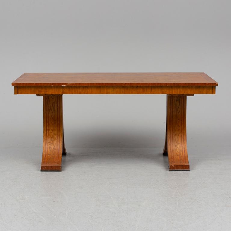 A Swedish Grace dining table, Carl Johansons Möbleringsaffär, 1920-30's.