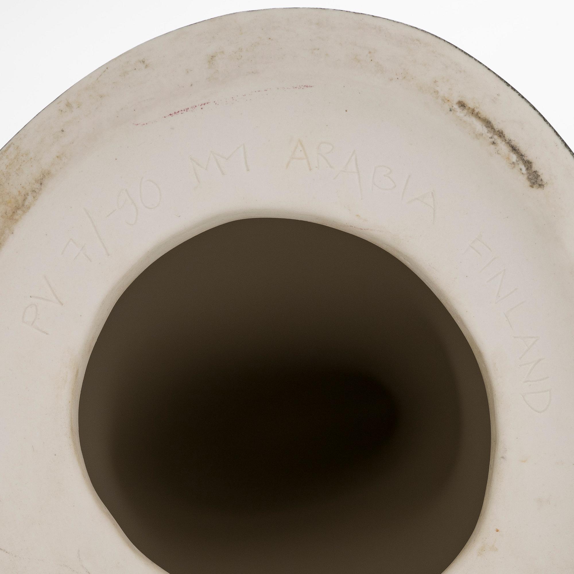 Pauli Vuorisalo, veistos, posliinia, signeerattu PV, 7/-90 Arabia Finland.