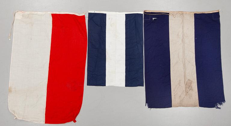 FLAGGSPEL, 34 delar samt säck. 1900-tal.