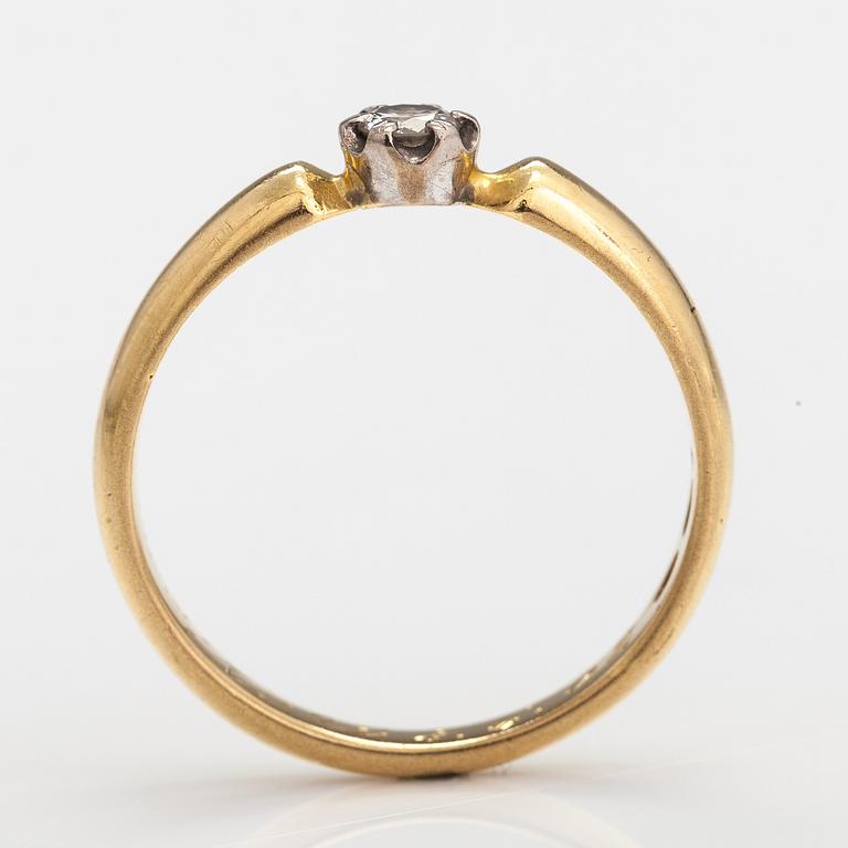 An 18K gold ring with a ca. 0.10 ct diamond. Finland 2000.