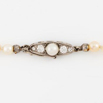 Pearl necklace, with graduated cultured pearls, clasp in gold set with brilliant-cut diamonds and a pearl.