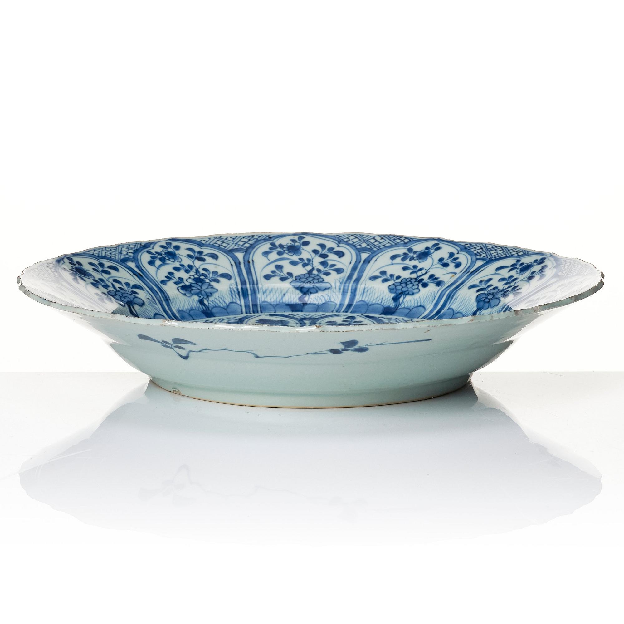 A large blue and white dish, Qing dynasty, Kangxi (1662-1722).