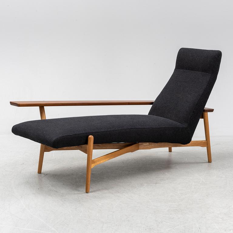 A chaise lounge by Tateishi Shoiji.