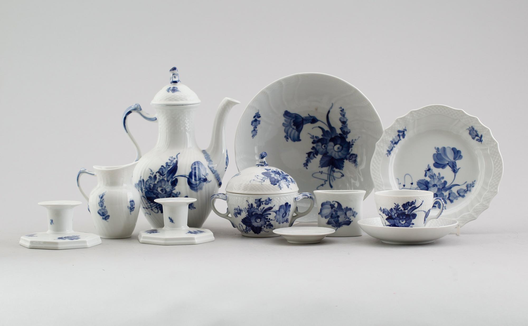 KAFFESERVIS, ca 34 delar, porslin, "Blå Blomst", Royal Copenhagen.