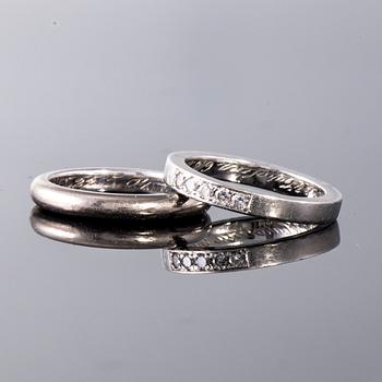RINGAR, platina, andra med 5 briljantslipade diamanter. T. Tillander. Vikt 5,2 + 4,3 g. Helsingfors 2004.