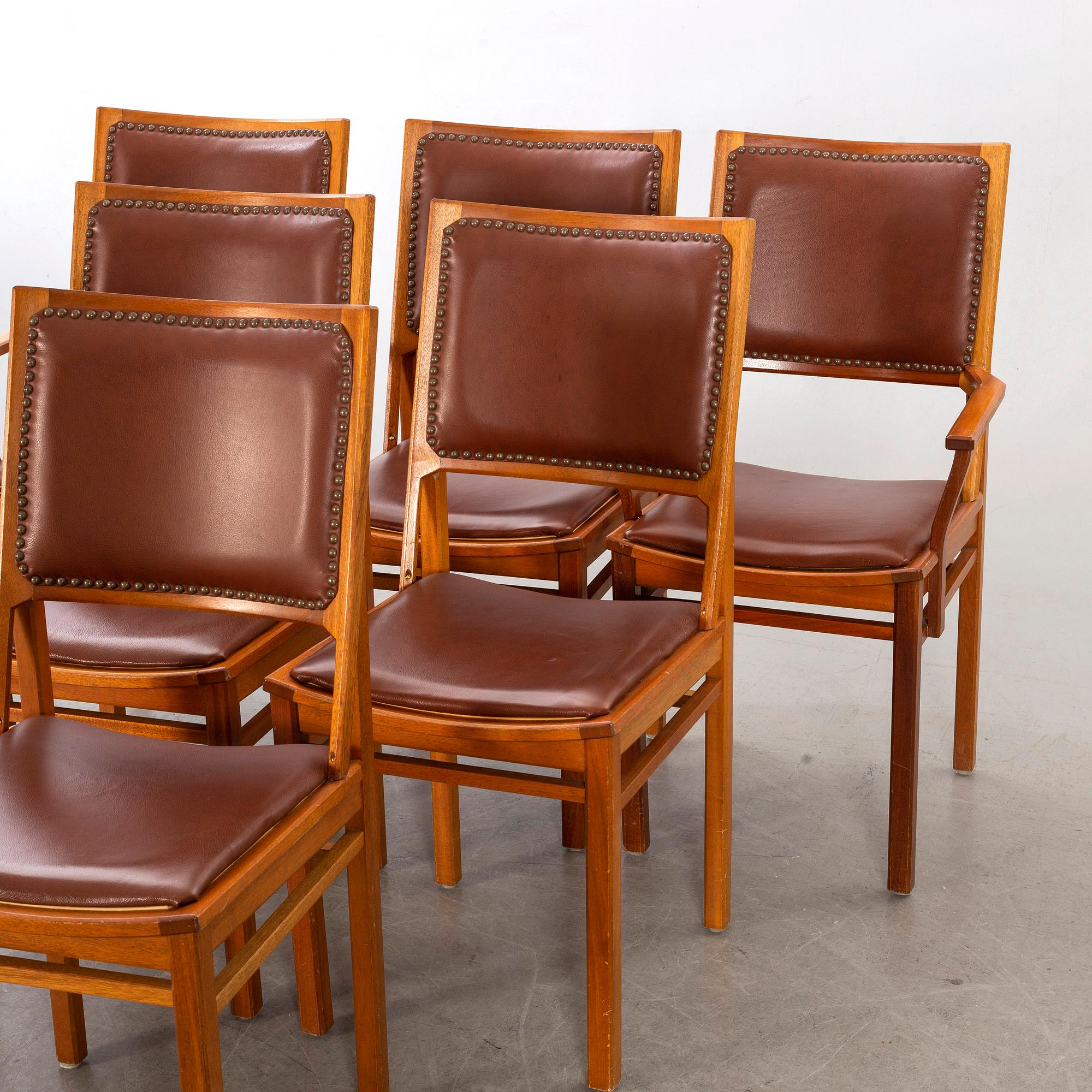 A DINNER TABLE MID 20TH CENTURY.