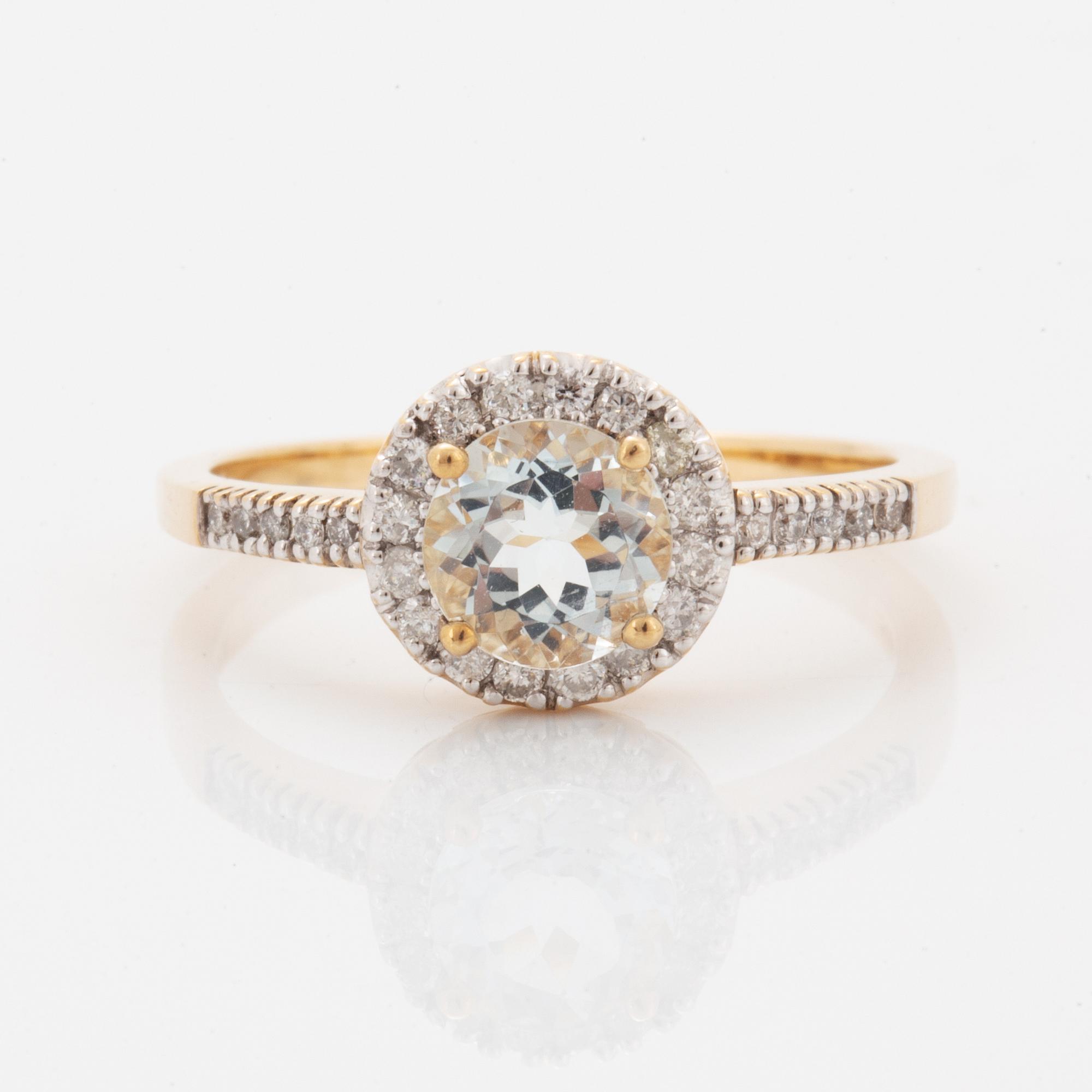 Ring med fasettslipad ljus akvamarin och briljantslipade diamanter.