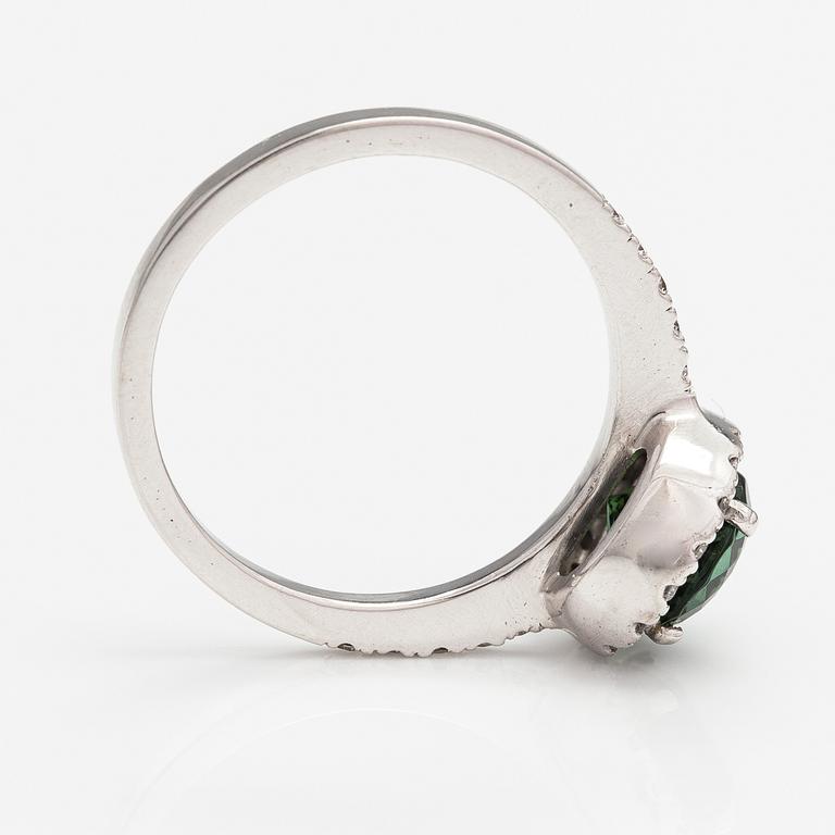 A 14K white gold ring with a tourmaline and diamonds ca. 0.40 ct in total. Benfin, Helsinki 2009.