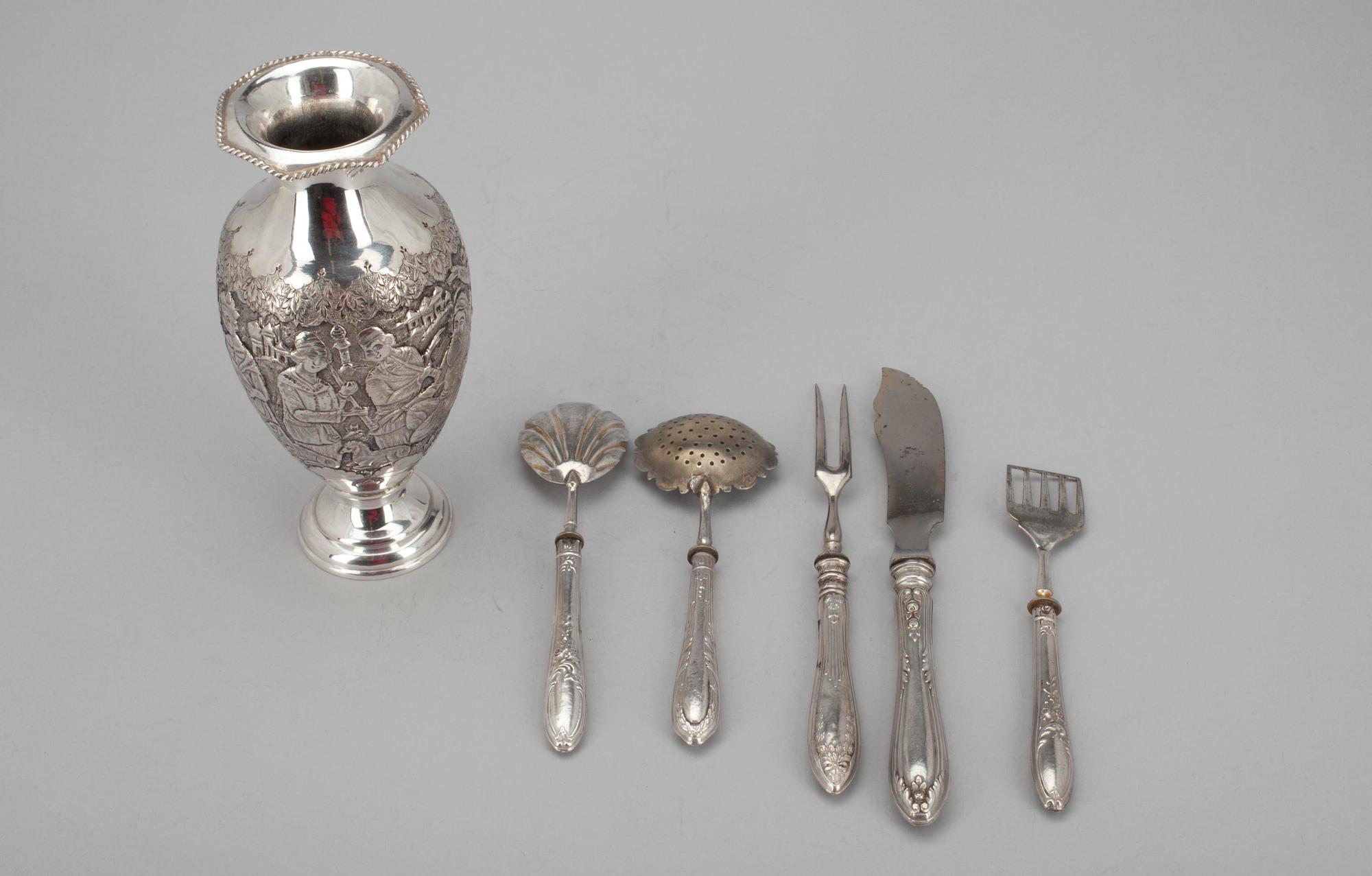 VAS + SERVERINGSBESTICK, 6 delar. Silver, stål. Vasen troligen Turkiet, besticken Tyskland. Totalvikt 245 g.