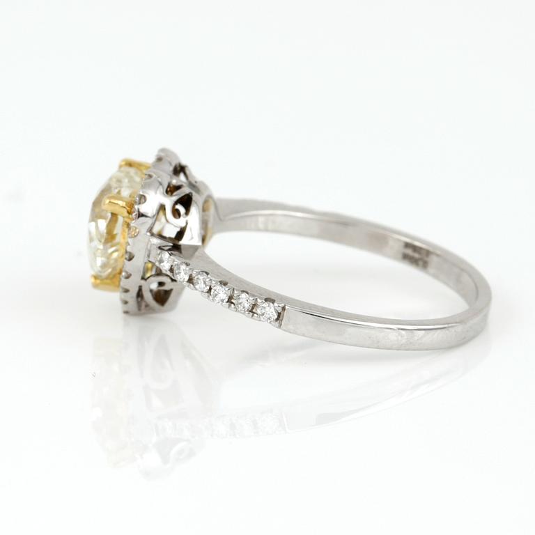 RING, tvåfärgat guld med hjärtslipad diamant, ca 1,28 ct och små briljantslipade diamanter. Vikt ca 3,30 g.