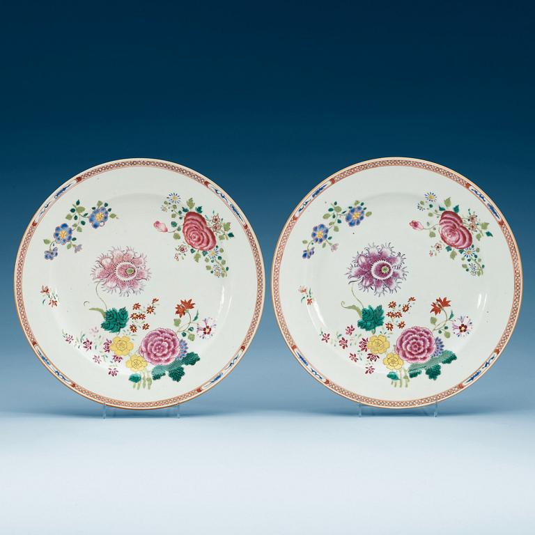 A pair of famille rose dishes, Qing dynasty Qianlong (1736.95).