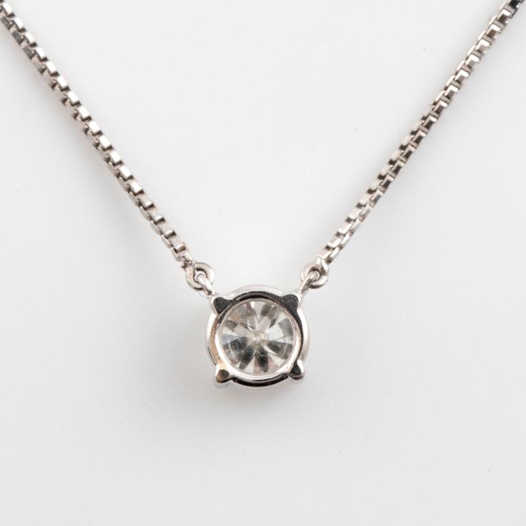 Collier med briljantslipad diamant, med report IGI.