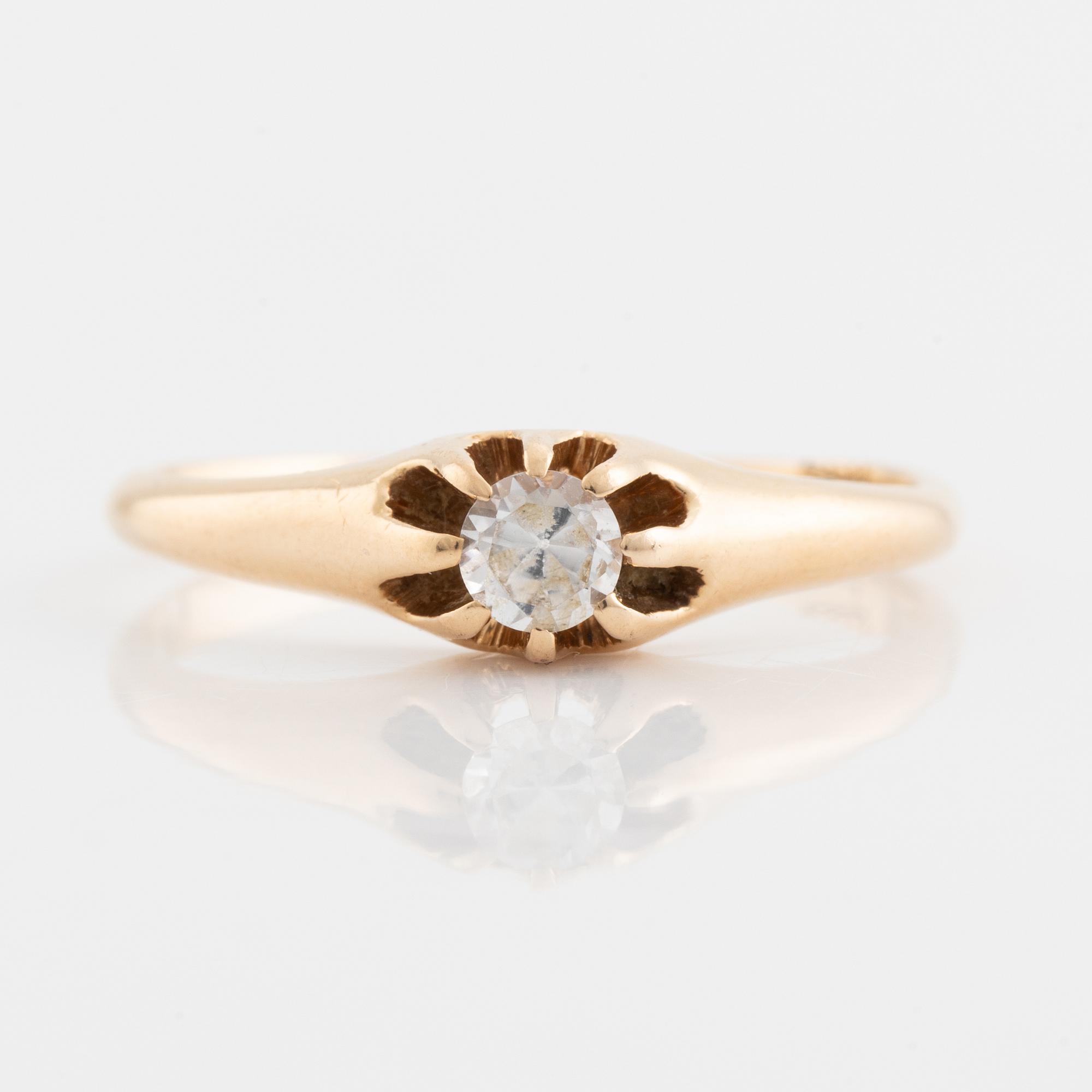 Ring, 18K gold with faceted white stone.