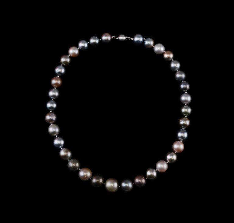 KAULAKORU, 34 tahitinhelmeä 11 - 14,1 mm. 14K kultaa. Pituus 43 cm.